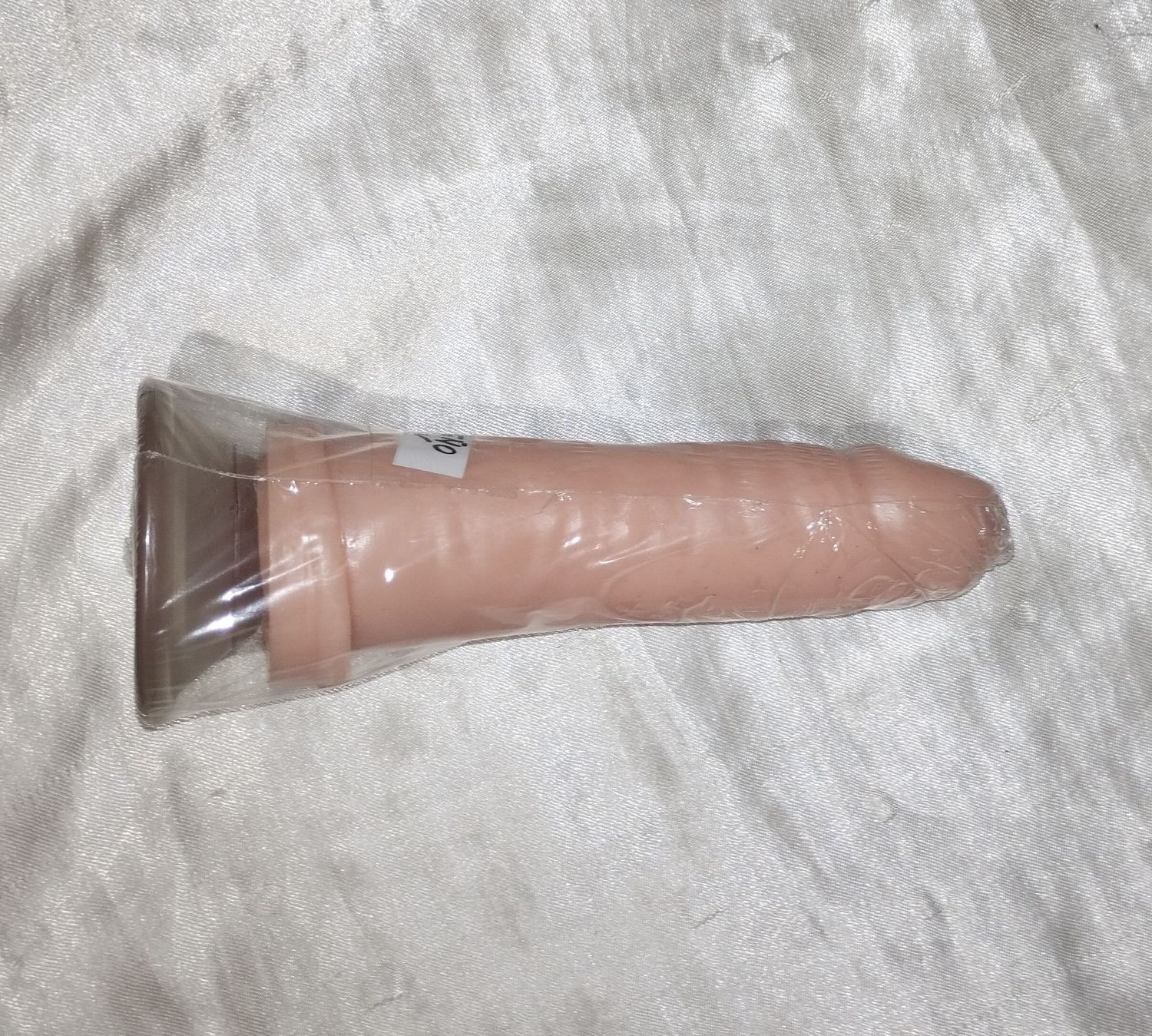 PEQUEÑO CON VENTOSA13 X 3,5CM Placer Puro y Sensual: Descubre la Suavidad de la Silicona
