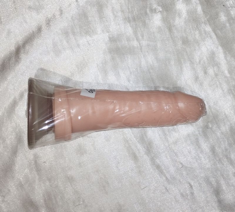 PEQUEÑO CON VENTOSA13 X 3,5CM Placer Puro y Sensual: Descubre la Suavidad de la Silicona