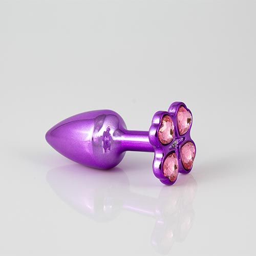 PLUG SMALL METALICO TREBOL (Linea Premium) MORADO  6,5 cm de largo x 2,5 cm de grosor