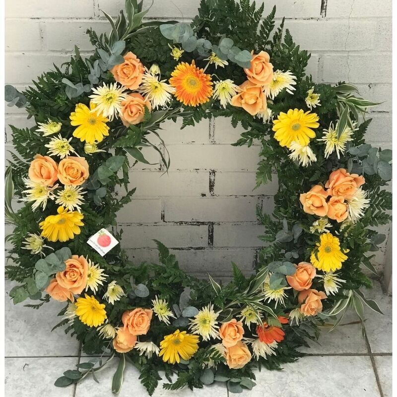 Corona de gerberas y rosas mediana (naranja, blanco y amarillo)