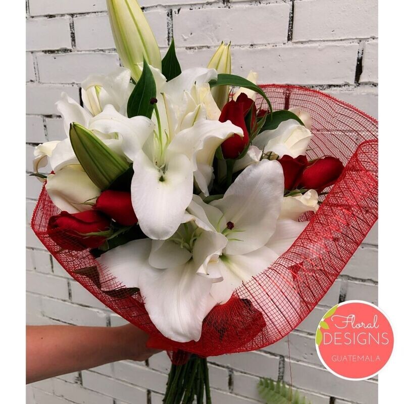 Bouquet de lirios y rosas rojas