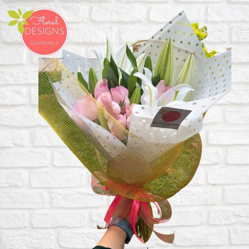 Bouquet de lirios y rosas rosadas