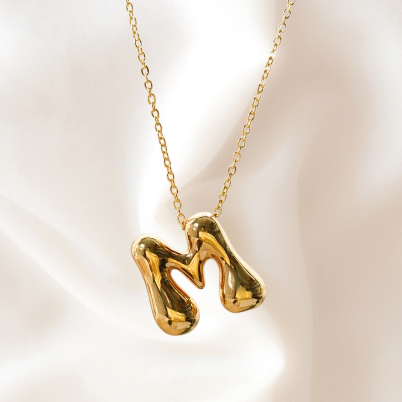 Collar de letra "M"