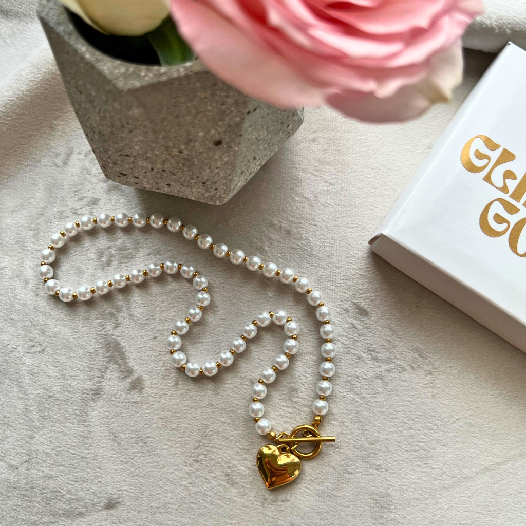 Choker de perlas con dije de corazón