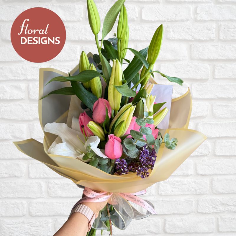 Bouquet de lirios y rosas rosadas