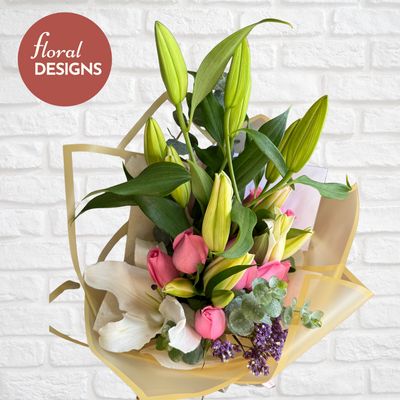 Bouquet de lirios y rosas rosadas