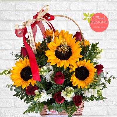 Cesta de dragones, girasoles y rosas rojas