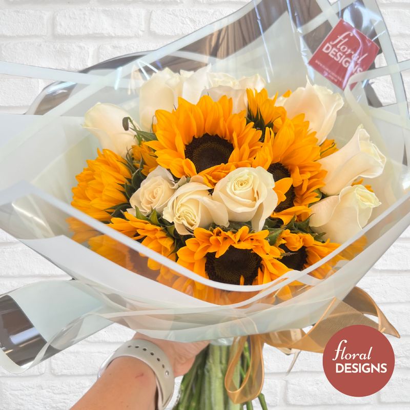Bouquet de girasoles y rosas blancas