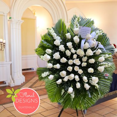 Arreglo serenidad de rosas blancas