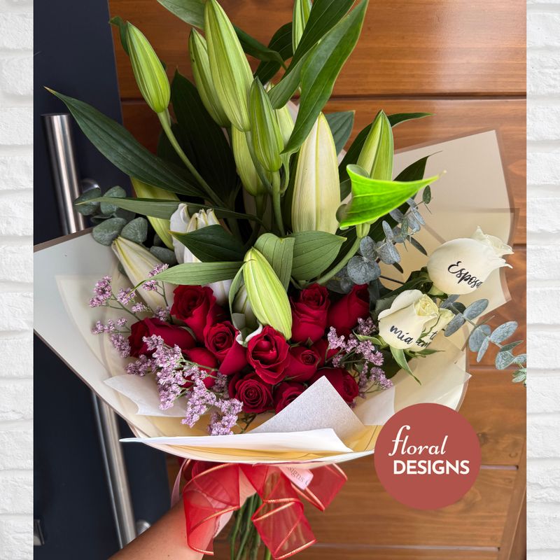 Bouquet de lirios y rosas rojas