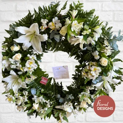 Corona mediana de rosas y lirios