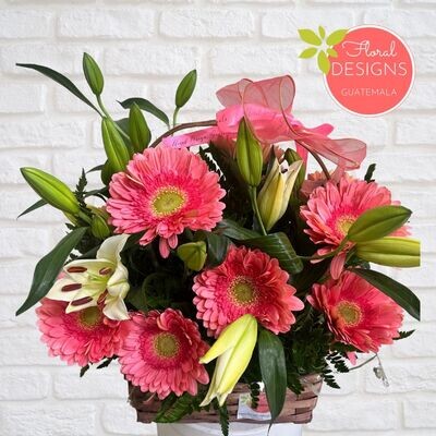 Cesta de gerberas y lirios