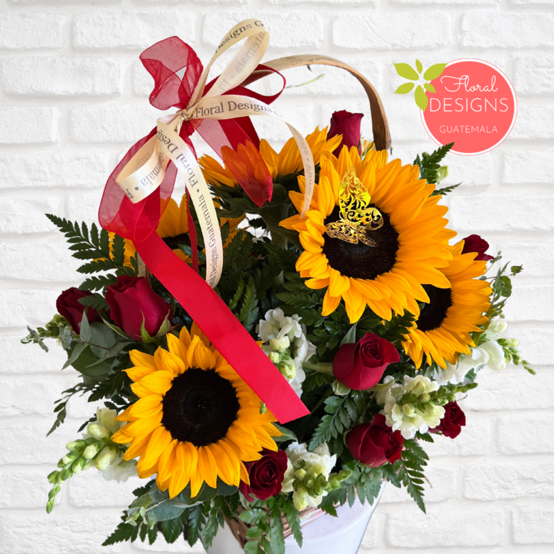 Cesta de dragones, girasoles y rosas rojas