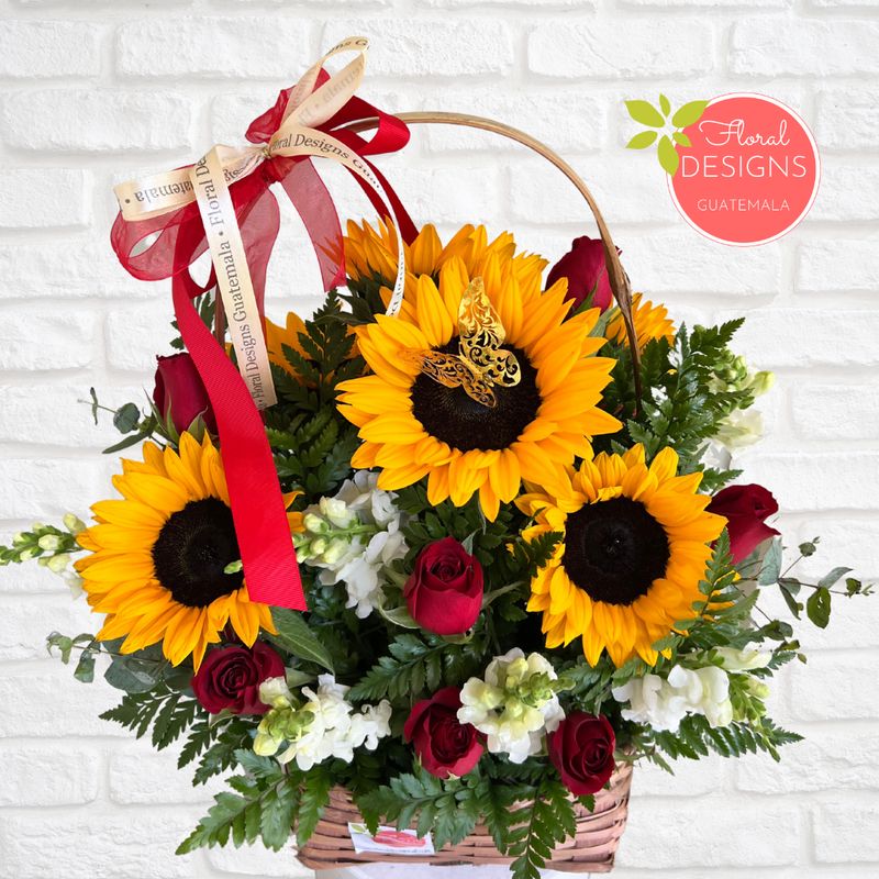 Cesta de dragones, girasoles y rosas rojas