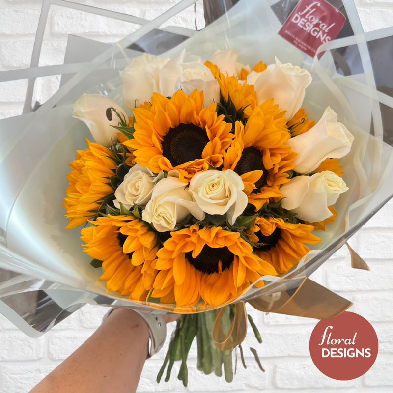 Bouquet de girasoles y rosas blancas