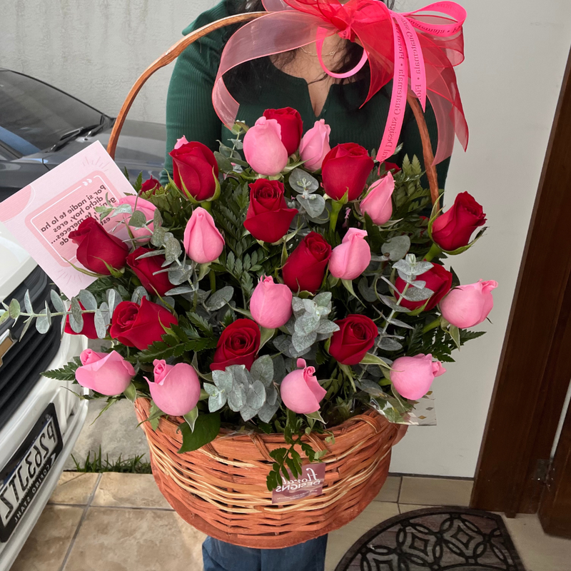 Cesta de 48 rosas rosado y rojo