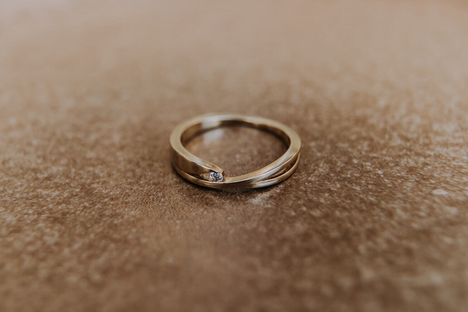 Diamond Wave |  Gouden Asring Met Diamant 14kt