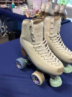 Preloved Artistic Roller Skates (225)