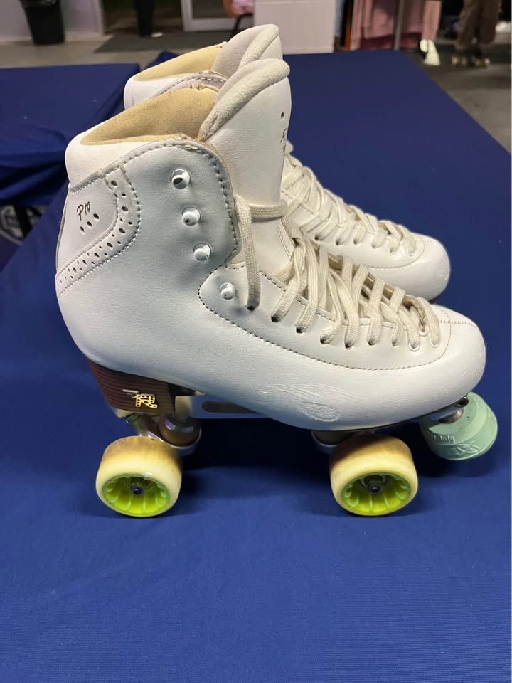 Preloved Artistic Roller Skates (260)