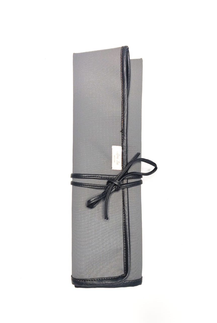 Brush wallet with black trim