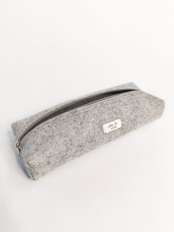 Light grey stationary bag.