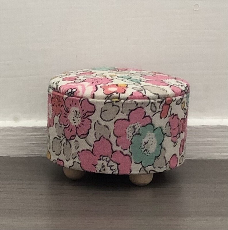 1:12 scale Foot Stool for dolls house