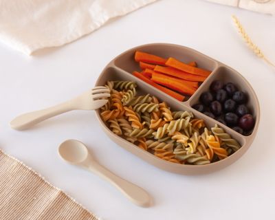 Kiokids Set Pappa in Silicone con Piattino a 3 Scomparti con Ventosa Cucchiaino e Forchetta Begie
