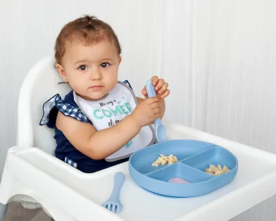 Kiokids Set Pappa in Silicone con Piattino a 3 Scomparti con Ventosa Cucchiaino e Forchetta Azzurro