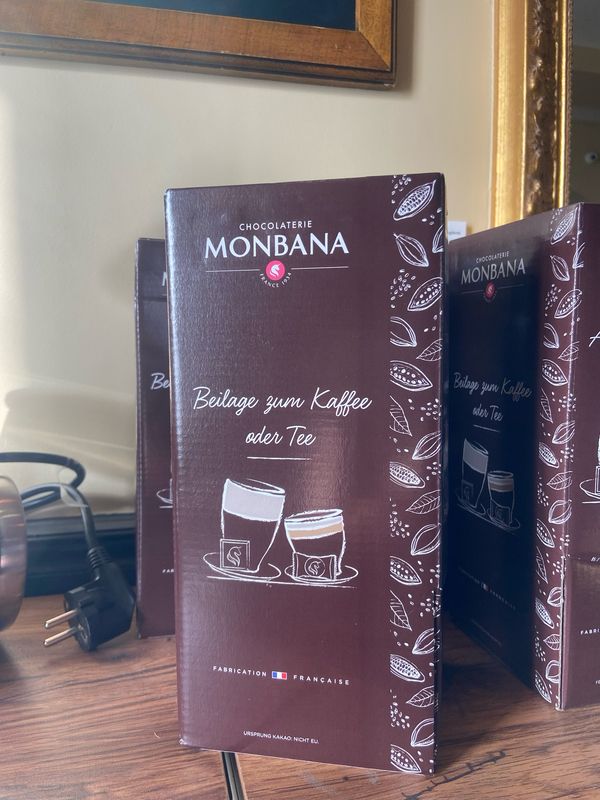 Monbana Coffret 800 gr Assortiment de 200 carrés de chocolat.