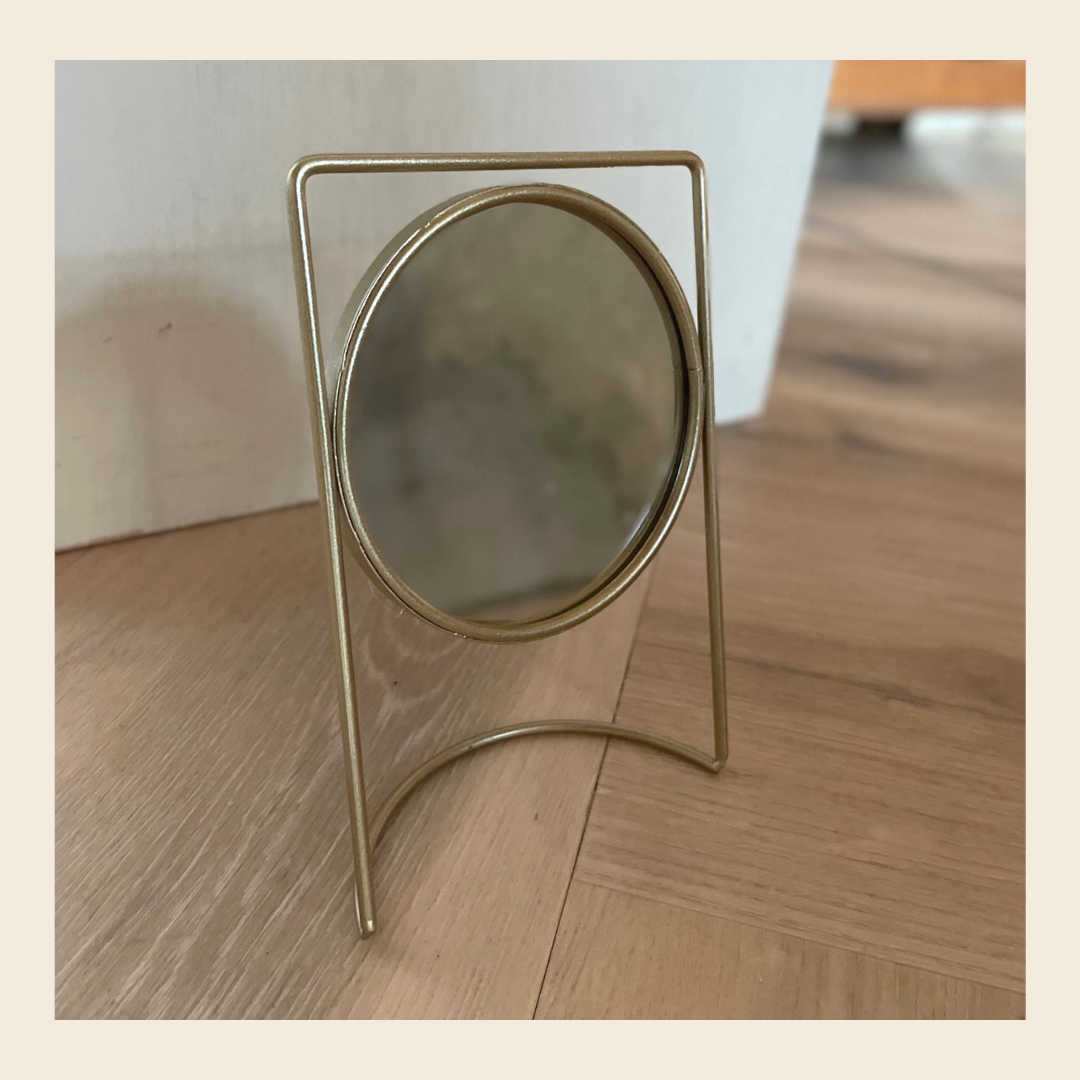 Goudkleurig spiegeltje op voet