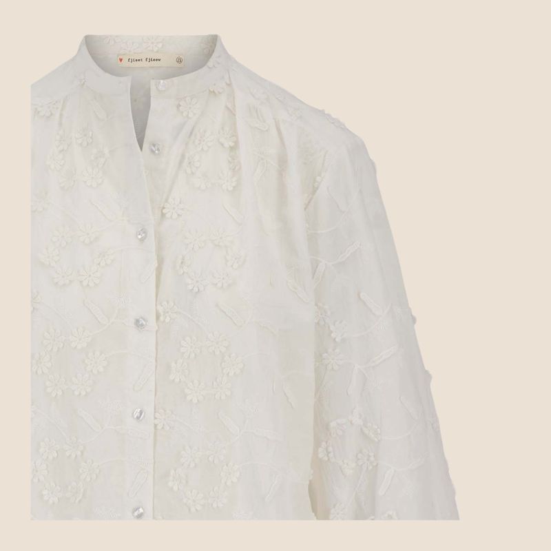 Witte blouse van Zusss met bloemstructuur - maat L