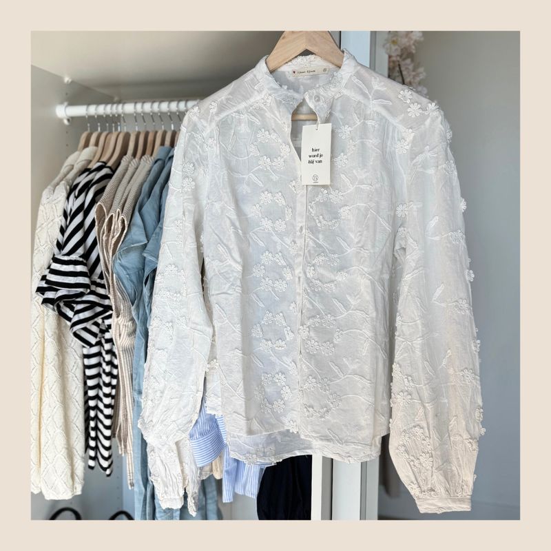 Witte blouse van Zusss met bloemstructuur - maat M