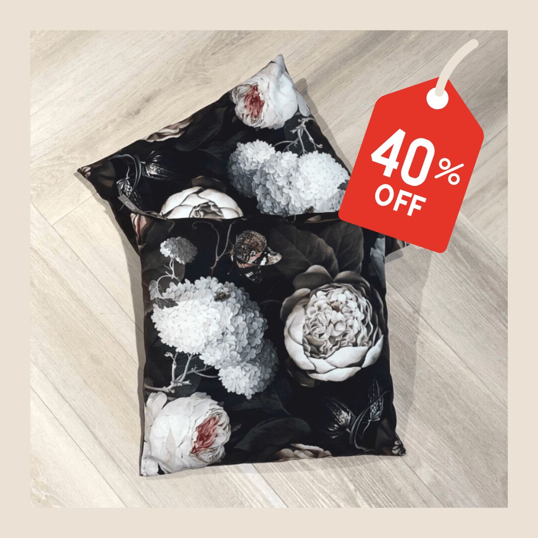 Zwart kussen met bloemenprint