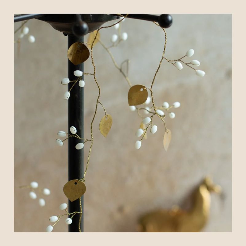 WELDAAD - Guirlande met blaadjes en witte besjes