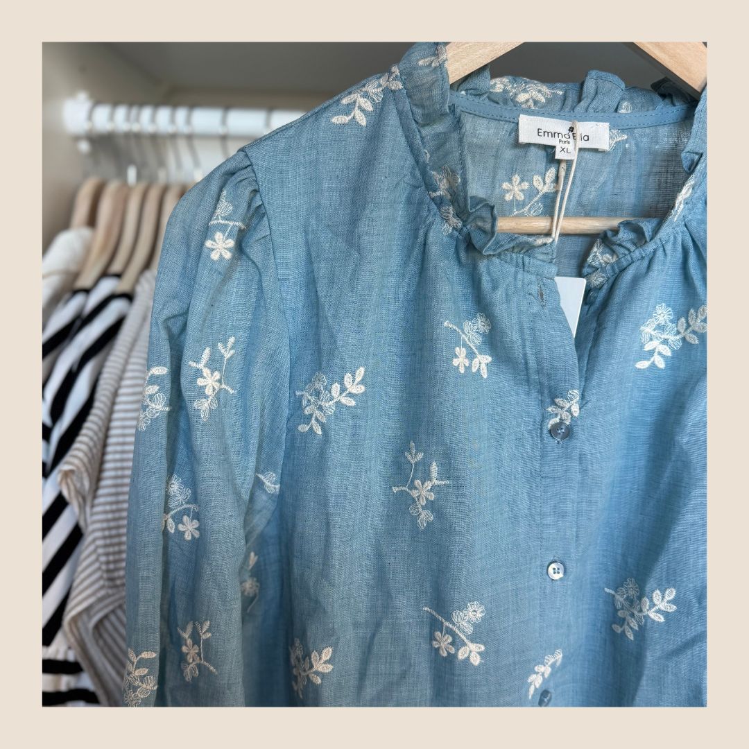 Zomerse blouse met witte bloemetjes - maat L