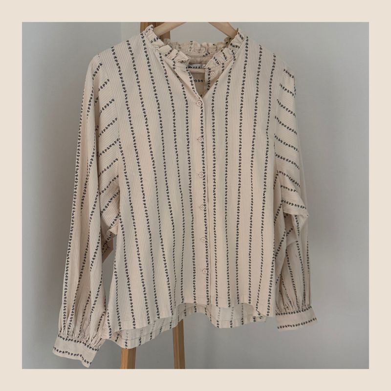 Preloved blouse met strikjes van ICHI - maat 38 Preloved blouse met strikjes van ICHI - maat 38