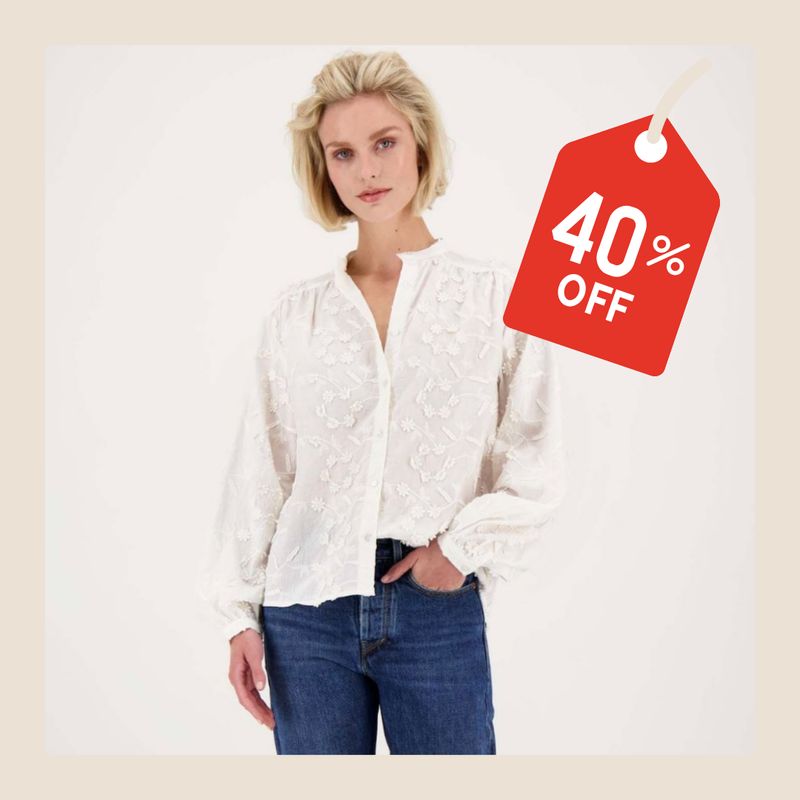 Zusss witte blouse met bloemenborduursel - maat S en M Zusss witte blouse met bloemenborduursel - maat S en M