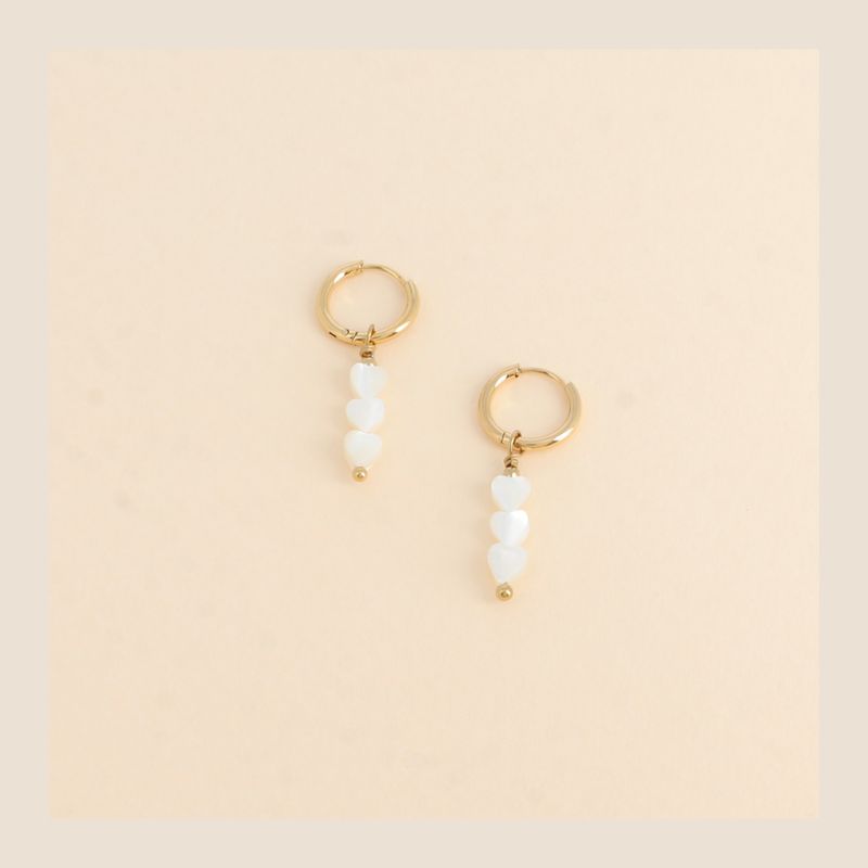 Oorbellen witte hartjes - goudkleurig