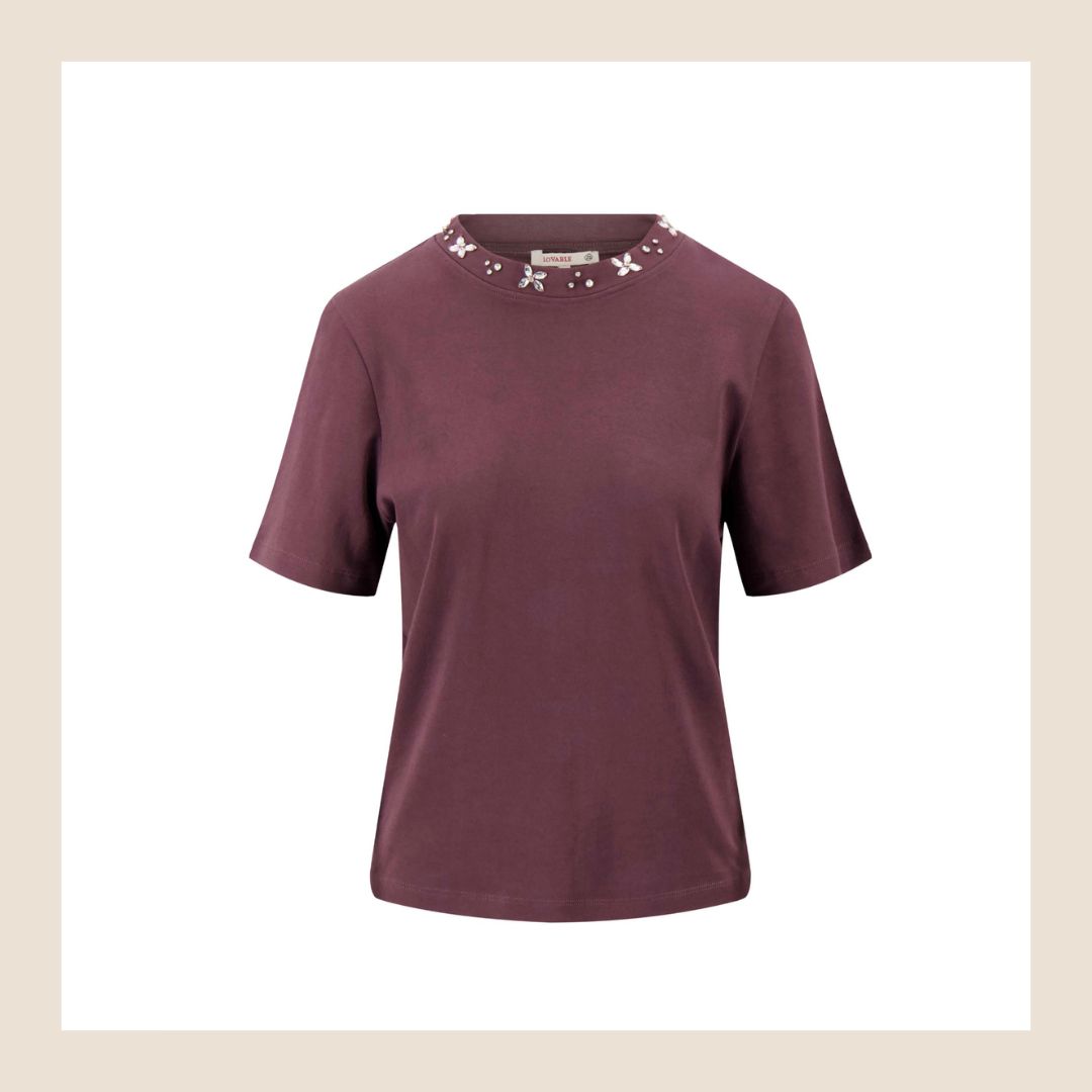 Zusss t-shirt met kraaltjes kraag burgundy - S, M, L en XL Zusss t-shirt met kraaltjes kraag burgundy - S, M, L en XL