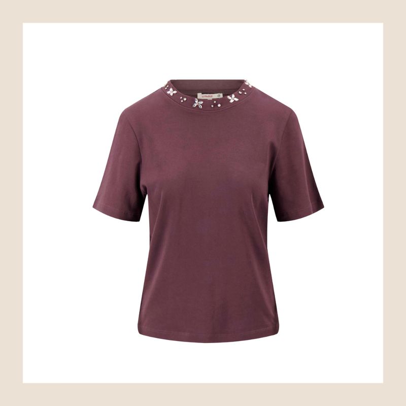 Zusss t-shirt met kraaltjes kraag burgundy - S, M, L en XL Zusss t-shirt met kraaltjes kraag burgundy - S, M, L en XL