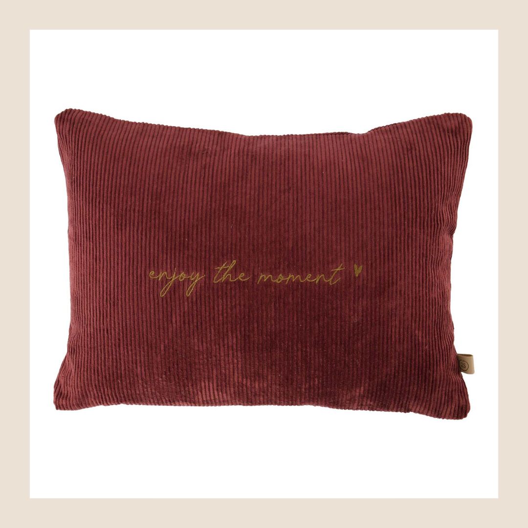 Zusss sierkussen ribstof burgundy – Enjoy the Moment | 35 x 25 cm Zusss sierkussen ribstof burgundy – Enjoy the Moment | 35 x 25 cm