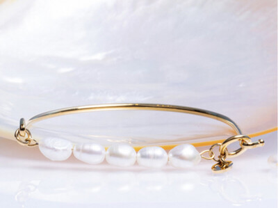 Bracelet CONSTANCE jonc en acier doré et perles de culture blanches