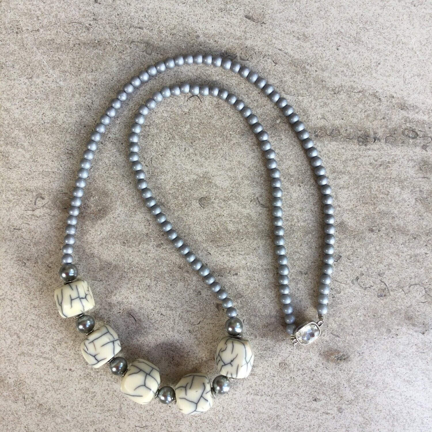 Lange halsketting met blokjes in marmermotief