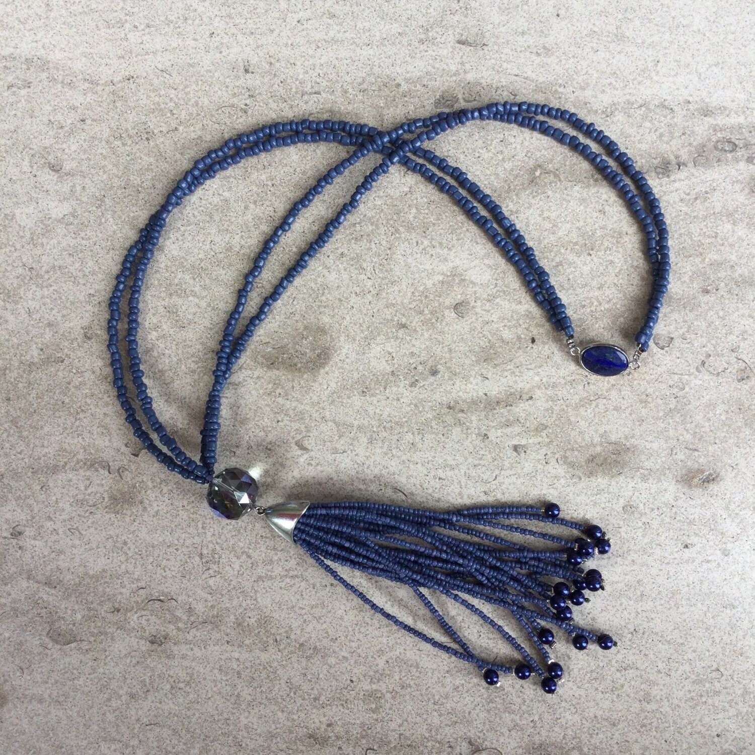 Handgemaakte halsketting in jeans-blauwe rocailles met facet-glasparel.