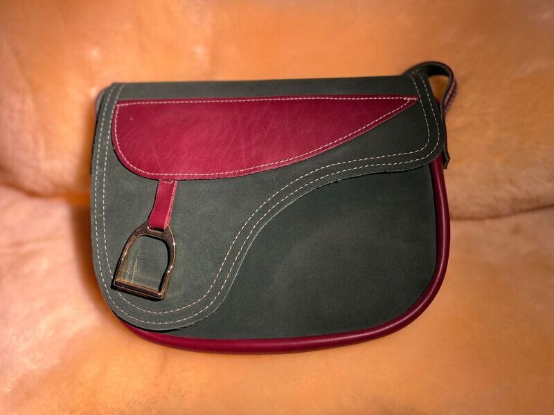 Handtaschen in Sattelform Grün mit rotbraunen Akzenten Handtaschen in Sattelform Grün mit rotbraunen Akzenten