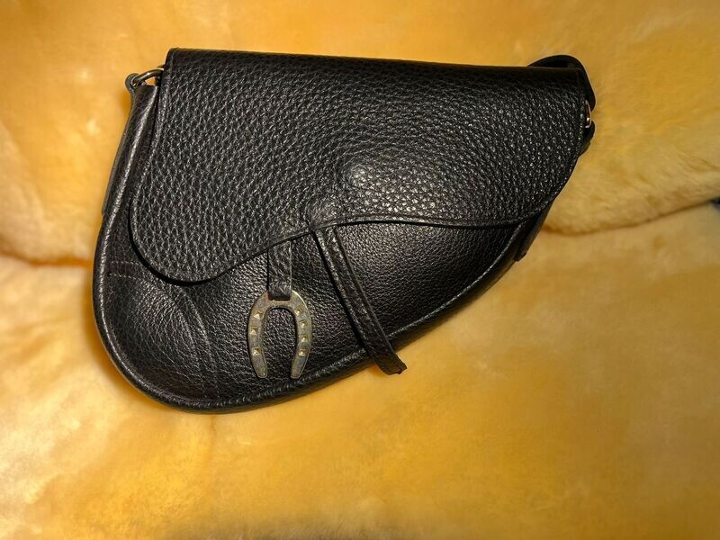 Handtaschen in Sattelform in schwarz/ messing Handtaschen in Sattelform in schwarz/ messing