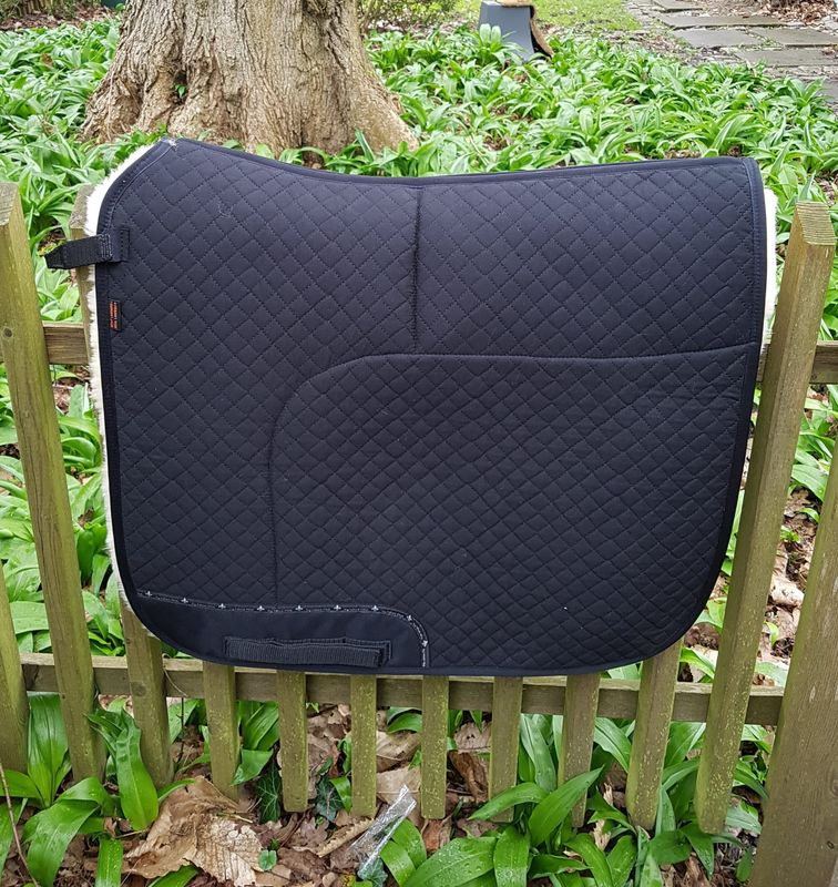 Thiel Dressursatteldecke mit Korrektursystem mit Fell Thiel Dressursatteldecke mit Korrektursystem mit Fell