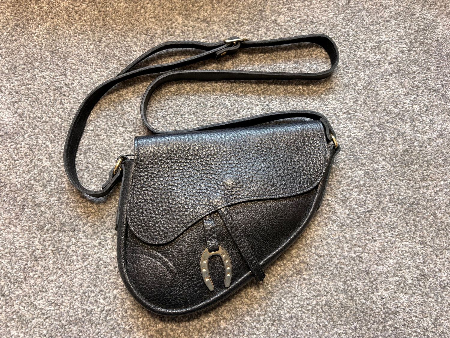Handtasche in Sattelform in schwarz/ messing