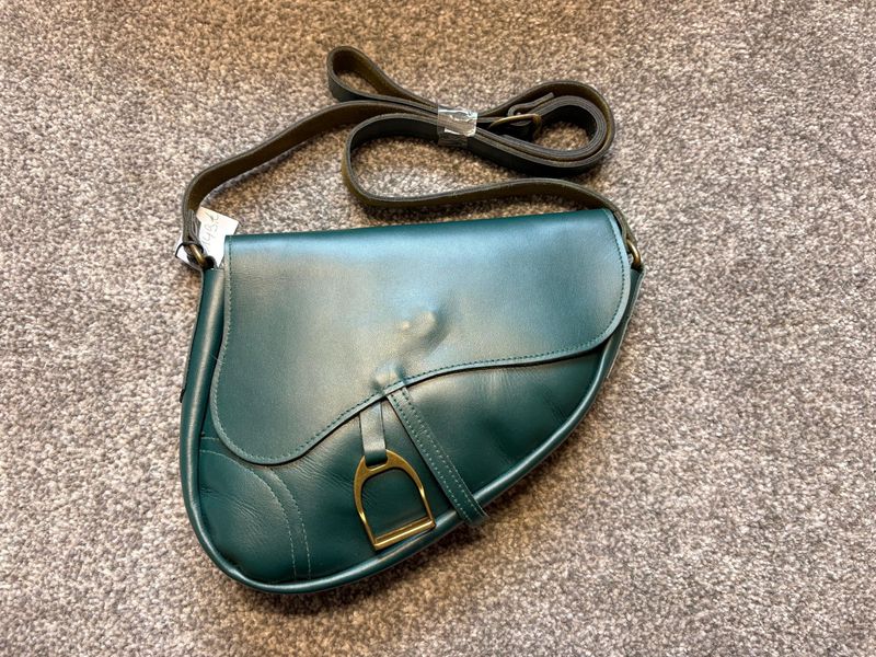 Handtasche in Sattelform grün