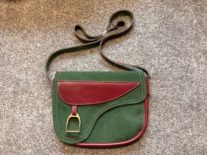 Handtasche in Sattelform Grün mit bordeauxfarbenen Akzenten